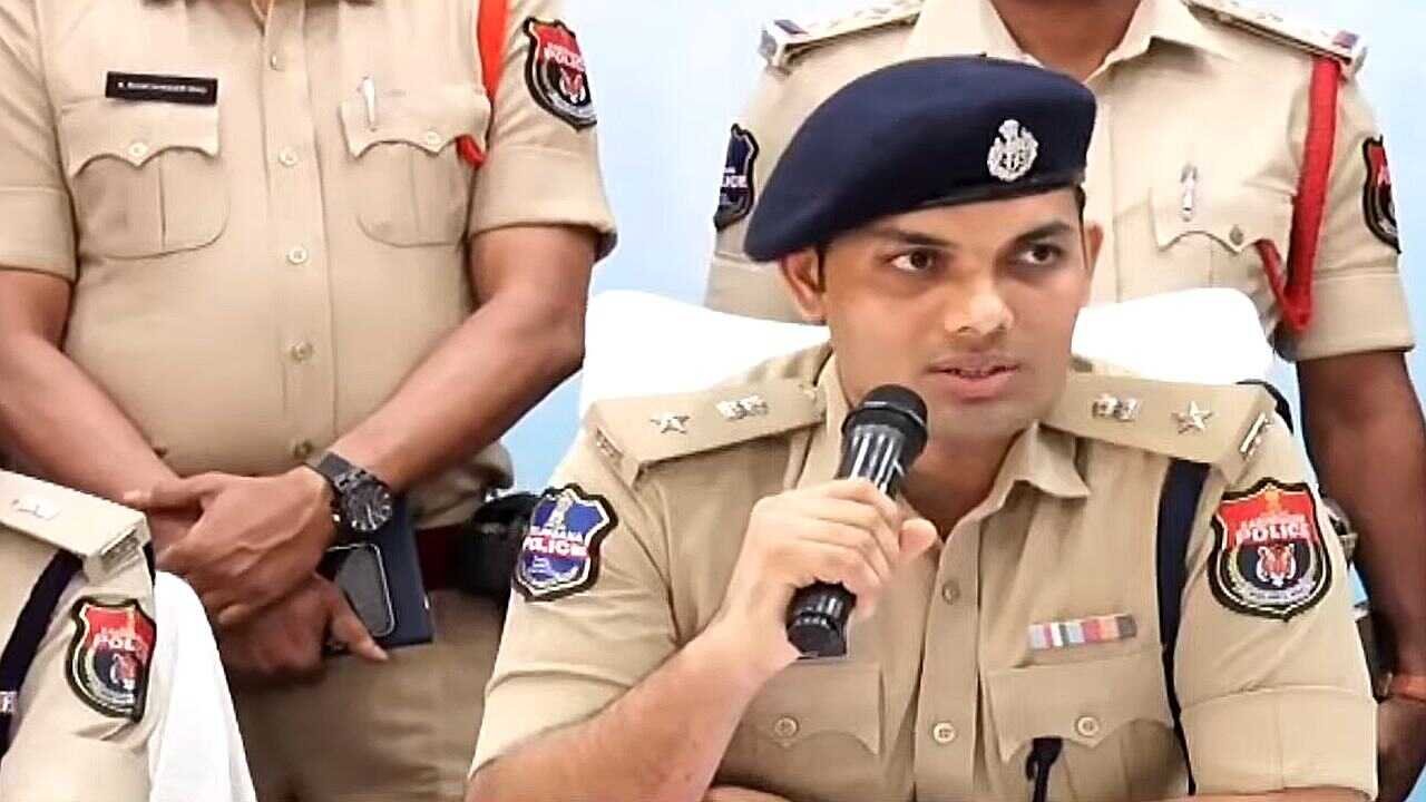 Karimnagar police briefing media about the PMJ jewellery robbery case involving a gang that used a secret mobile application