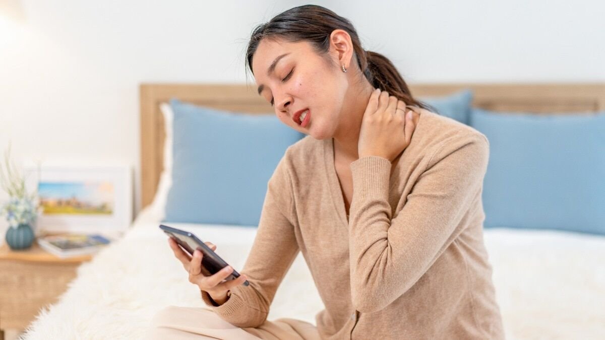 Smartphone Addiction Triggering Rising Health Threat Among Youth: Doctors Warn of Tech Neck Surge