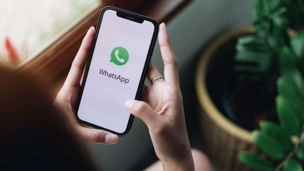 WhatsApp New Feature May Reveal Message Origin Raising Debate on Privacy and Transparency