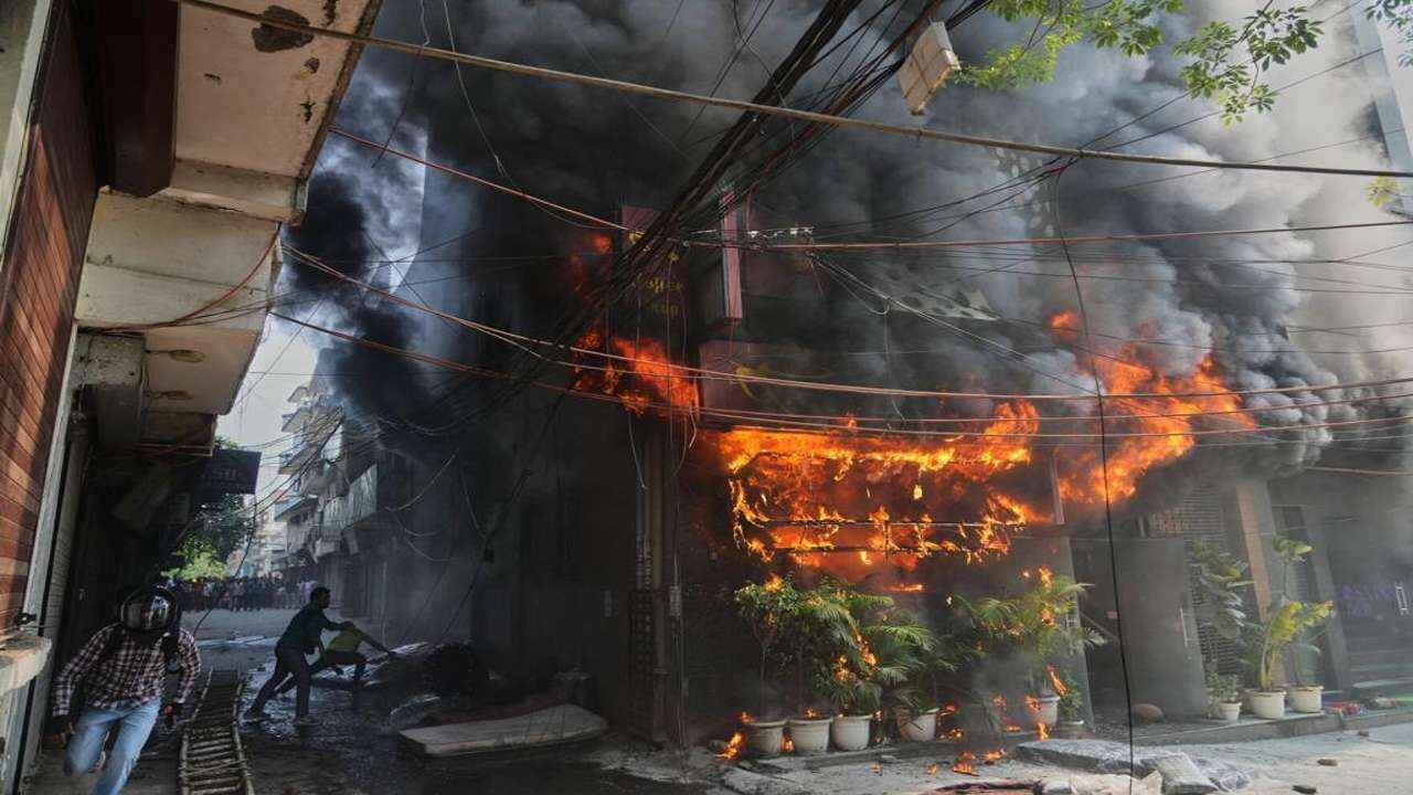 21 Killed in Massive Fire at Delhi Restaurant