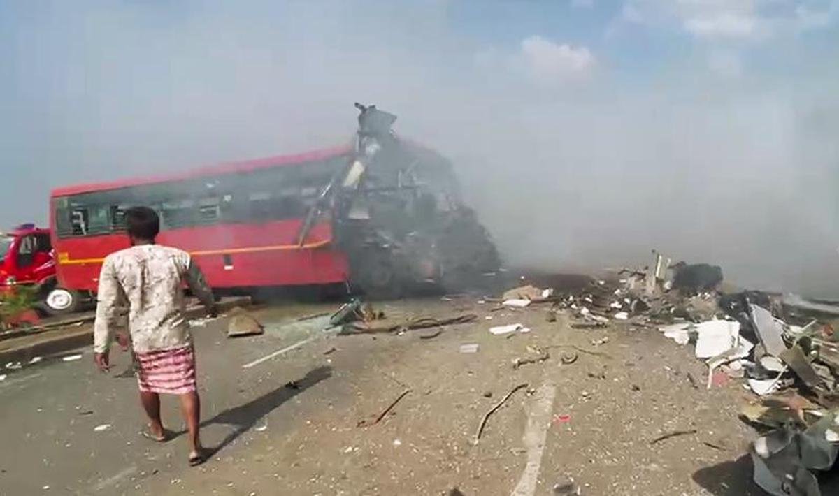 Seven Killed and 40 Injured in Maharashtra State, Bus Crash Near Surat