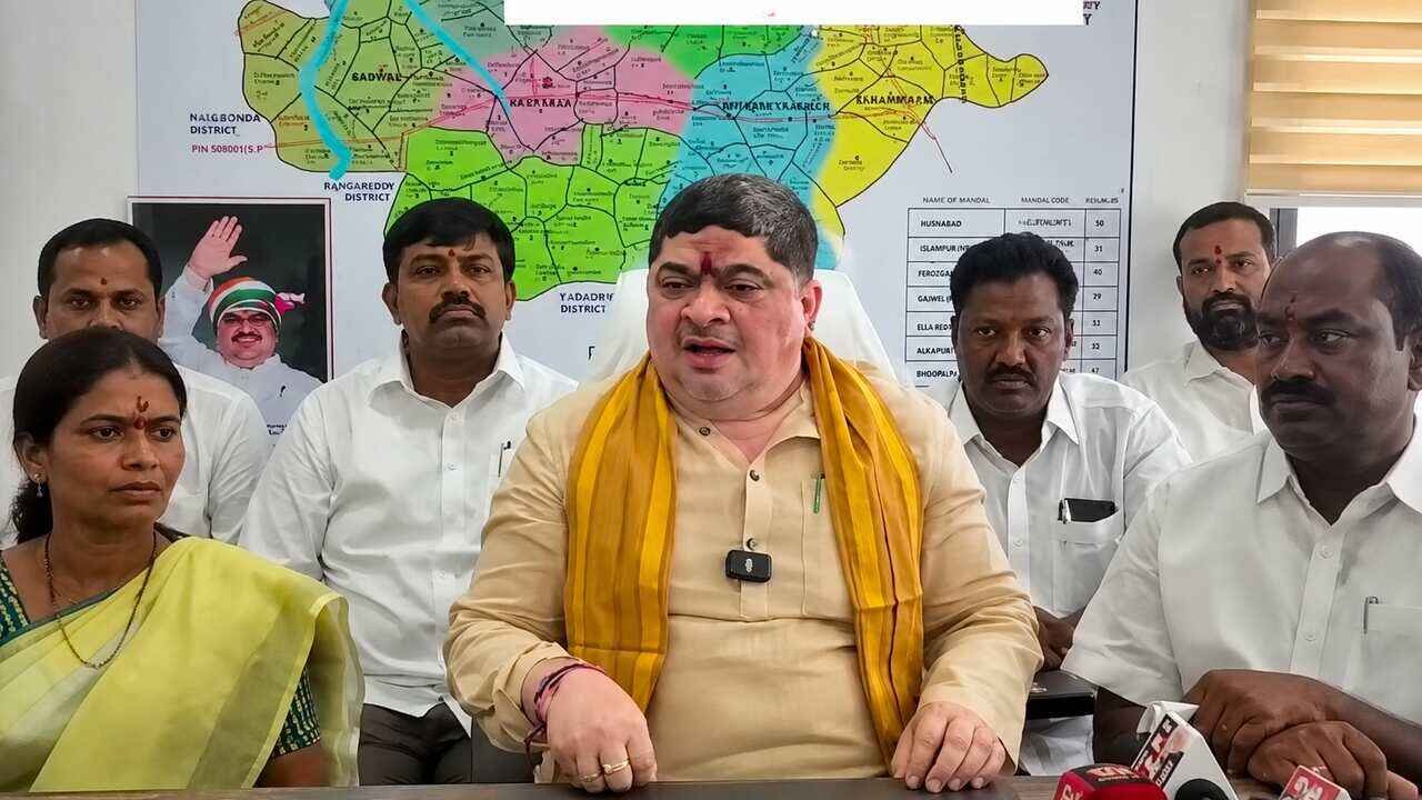 Telangana minister Ponnam Prabhakar calls on Pawan Kalyan to apologise for past comments on Telangana ahead of proposed public meetings in the state