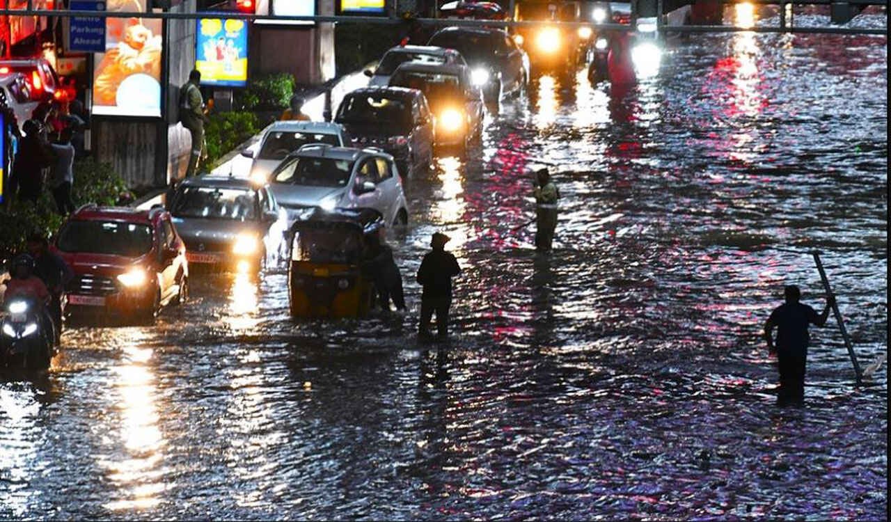 Telangana Rain Alert: Heavy Rain Alert Issued for Telangana as Showers Intensify in Hyderabad