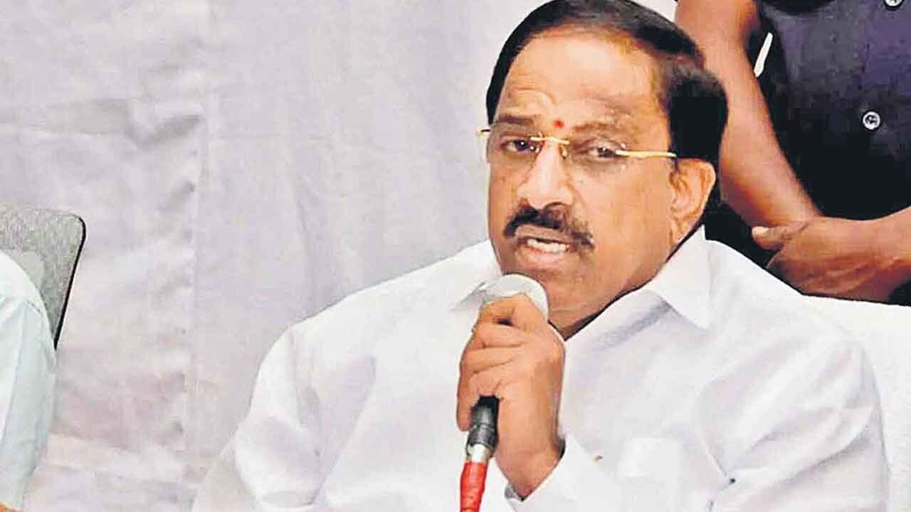 Telangana Agriculture Minister Thummala Nageswara Rao speaking at an agricultural meeting while advising farmers on crop choices and water management ahead of the farming season.