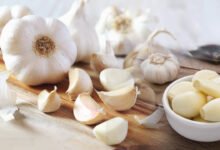 Simple Microwave Garlic Peeling Hack Wins Attention for Saving Time in the Kitchen
