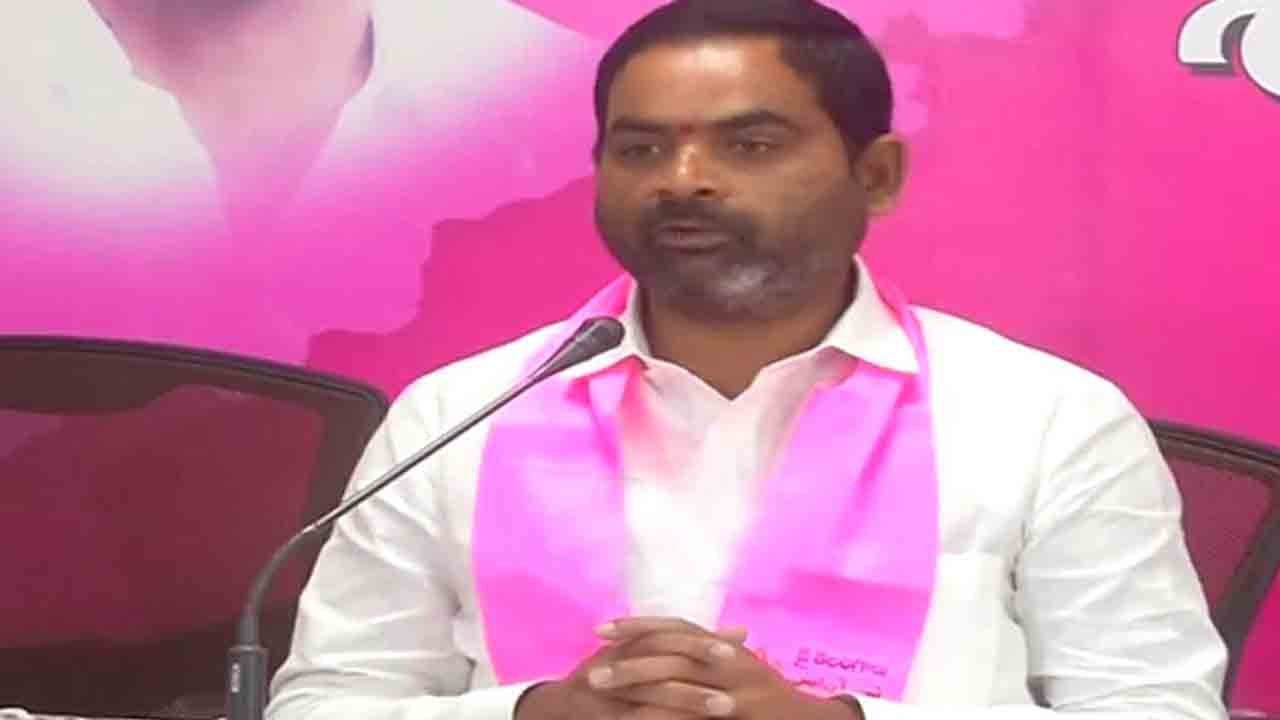 BRS Convoy Crash: BRS MLC Injured in Convoy Accident During Kannepalli Pump House Visit