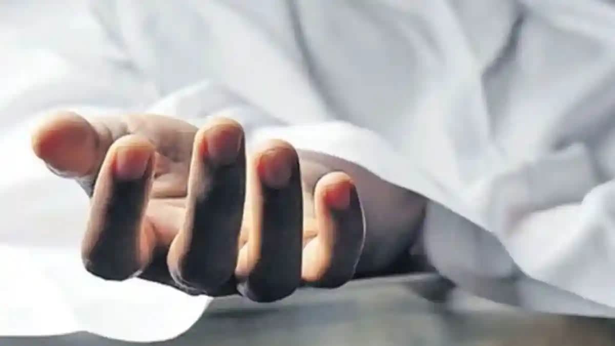 Eluru Train Tragedy: Railway police investigate the train accident near Chebrolu Railway Station in Eluru where four family members lost their lives