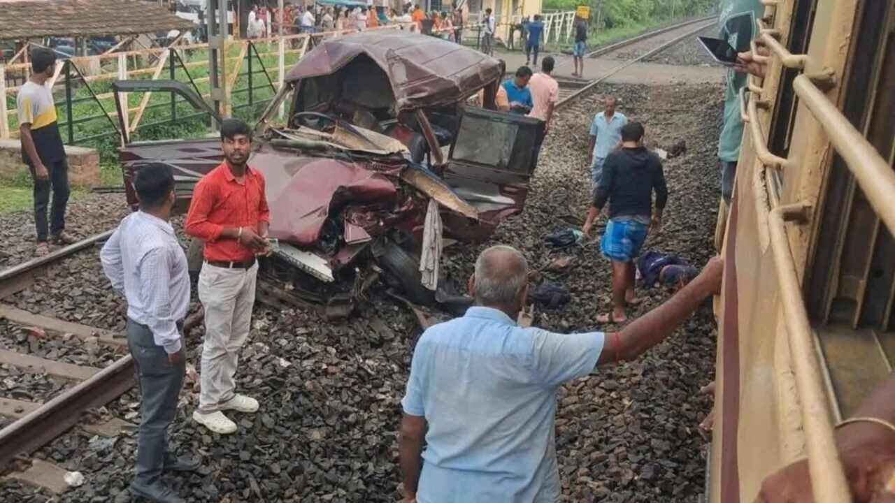 School Van Hit by Train in West Bengal, Three Killed in Crossing Accident