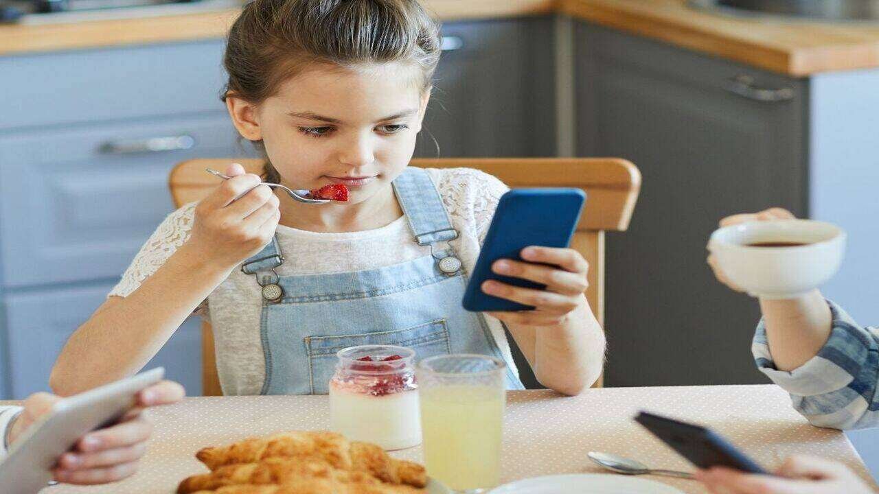 Children Eating With Phones May Face Digestion And Overeating Problems