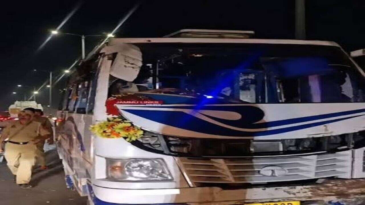 Jammu Flyover Bus Accident: Mini Bus Overturns on Jammu Flyover, 29 Students Injured