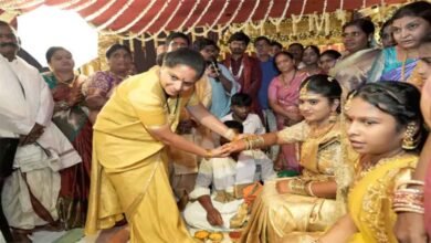 Kavitha at Wedding: Kavitha Performs Wedding Rituals as Family Daughter