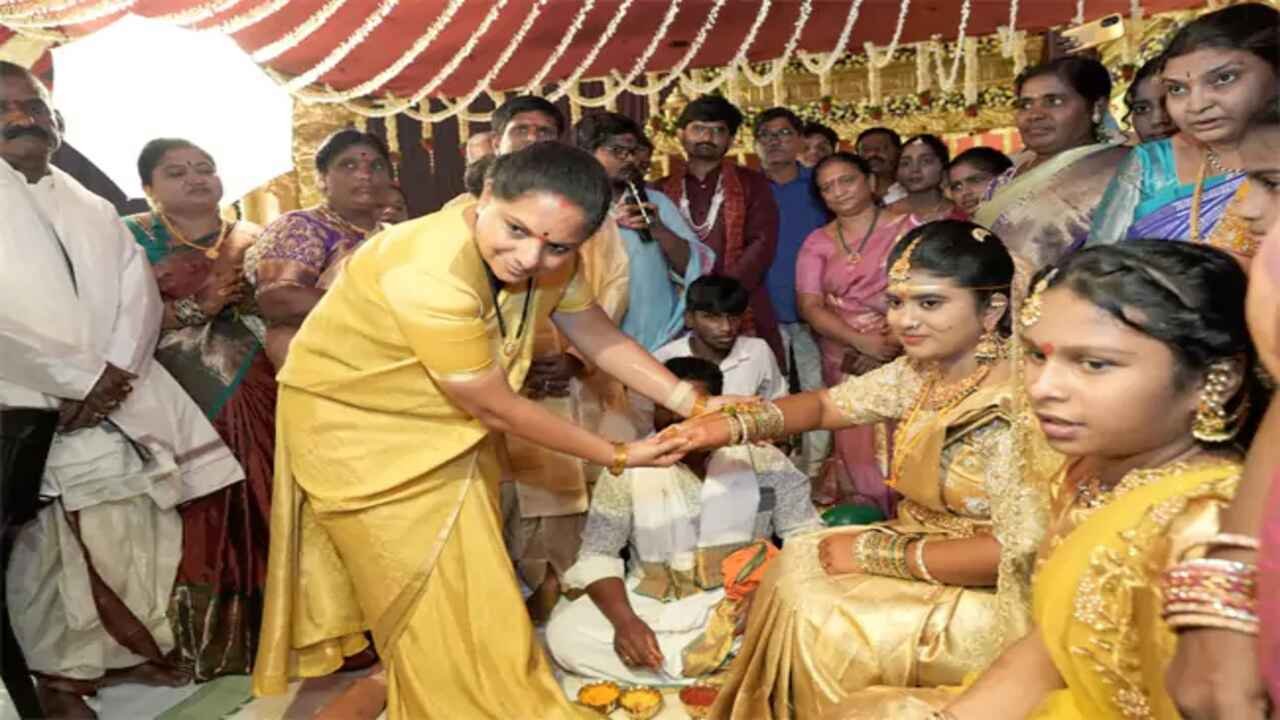 Kavitha at Wedding: Kavitha Performs Wedding Rituals as Family Daughter