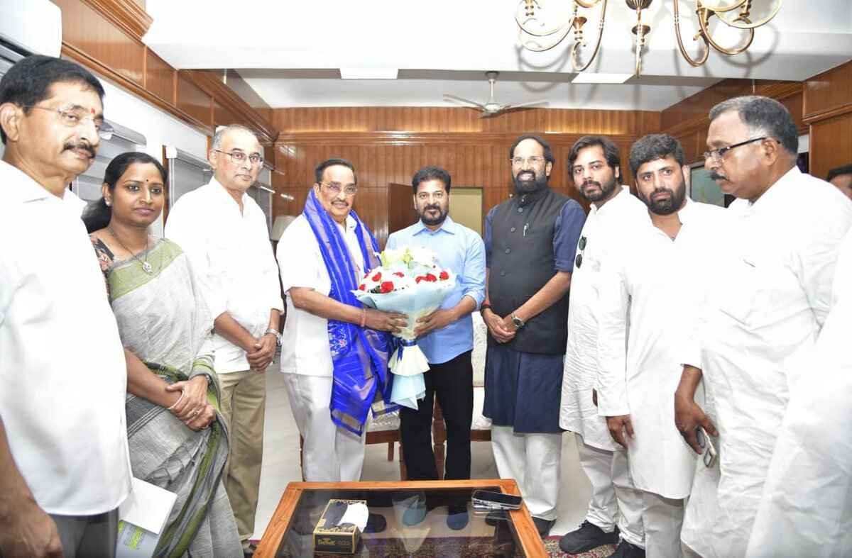 Chief Minister Revanth Reddy meets Union Ministers seeking approvals for the Tummidihatti Barrage and major Telangana irrigation projects.