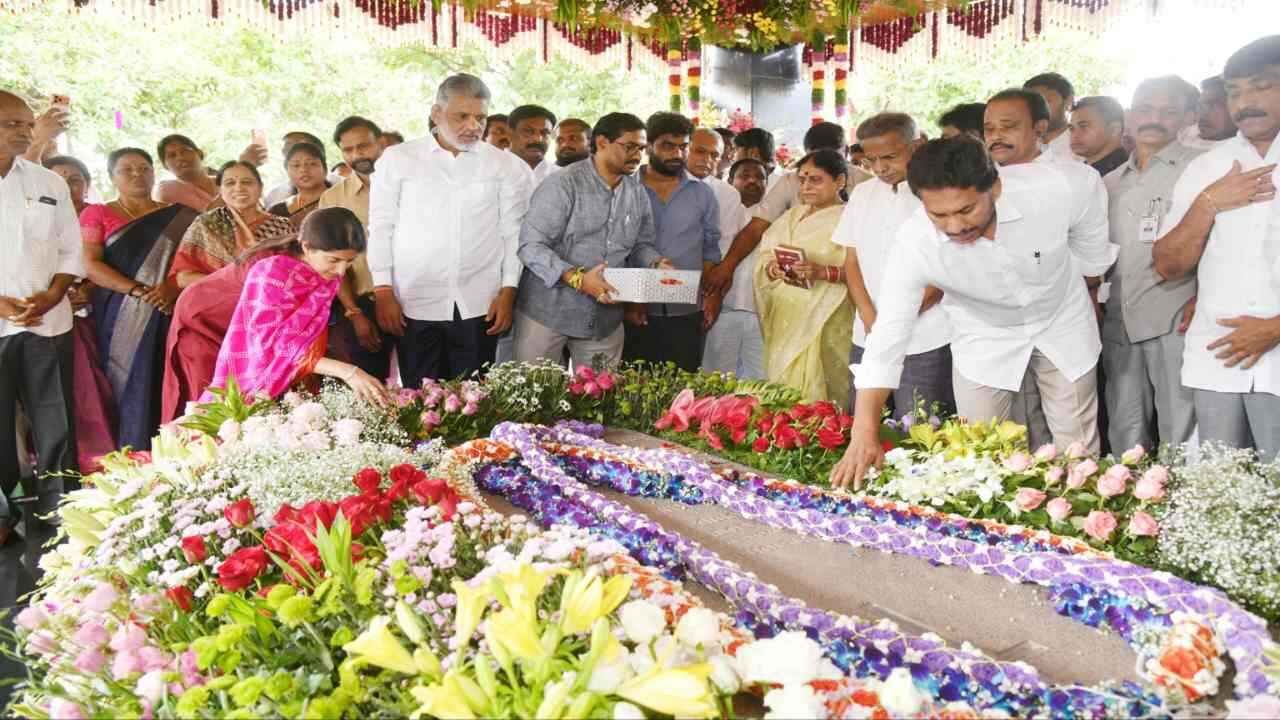 YSR’s 17th Death Anniversary Marked at Idupulapaya