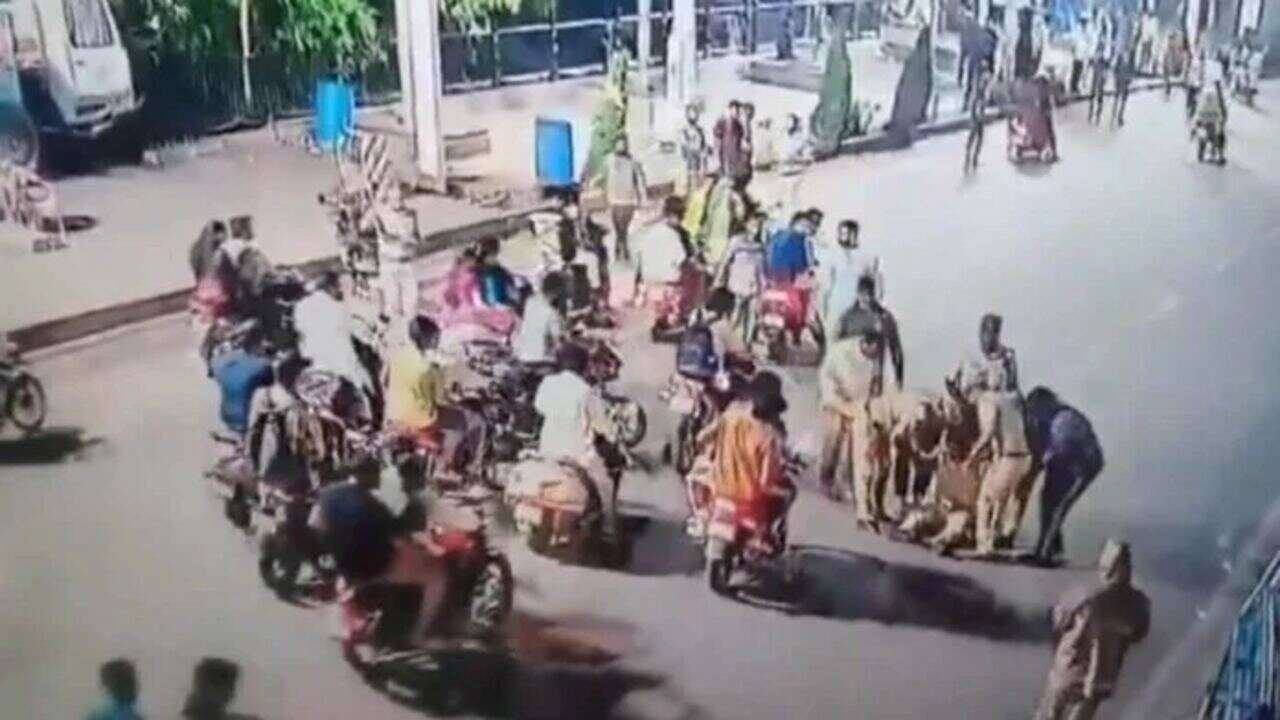 Hyderabad Police Accident: Hyderabad Ganesh Duty Turns Fatal as Kothagudem SI Dies in Bike Collision