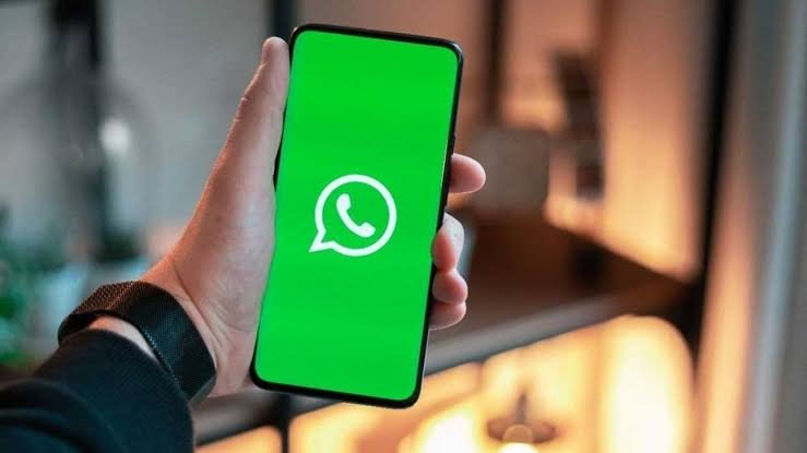 WhatsApp Tests Feature to Chat With Five AI Agents